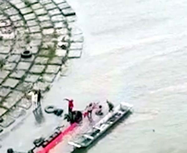 Bus full of passengers fell into the river, bodies of 13 people found, search operation continues