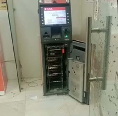 Big negligence of ATM maintenance worker, ATM cash panel left open