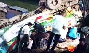 Truck hit three buses, 2 buses fell into the ditch, one overturned, 15 died in the accident