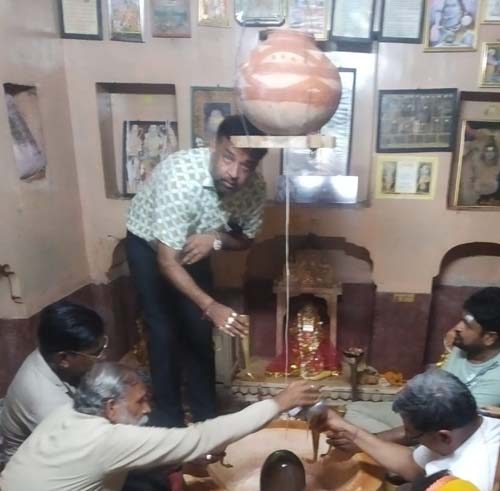 Abhishek of Lord Shiva and Lord Giriraj with milk