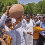 बीकानेर: महंगाई, पानी और बिजली संकट के खिलाफ कांग्रेस का मटका फोड़ प्रदर्शन, कलेक्टर को सौंपा ज्ञापन