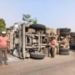 हाईवे पर अनियंत्रित होकर पलटा ट्रेलर, बड़ा हादसा टला