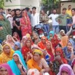 प्रसूता की मौत पर अस्पताल के बाहर धरना, परिजनों ने चिकित्सकों पर लगाया लापरवाही का आरोप