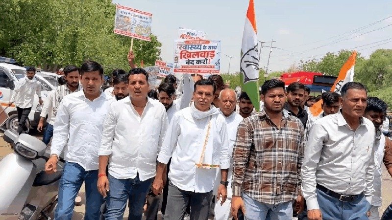 पीबीएम की अव्यवस्थाओं पर कांग्रेस का हल्लाबोल: ज्ञापन नहीं लेने पर फाड़ा ज्ञापन, 10 जून तक दिया अल्टीमेटम