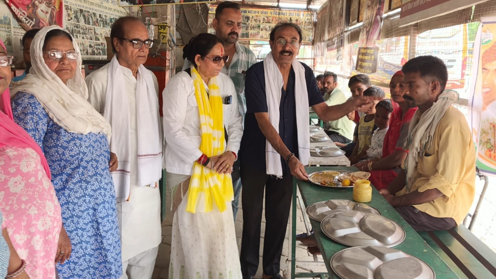 राजेश पायलट की 26वीं पुण्यतिथि पर कांग्रेस नेताओं ने मरीजों के परिजनों को भोजन व गोवंश को हरा चारा खिलाकर दी श्रद्धांजलि