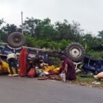 ट्रैक्टर-ट्रॉली पलटी, 15 महिलाएं दबीं, 2 की मौत:दर्द से बिलखने लगीं घायल; तेज चलाने पर ड्राइवर को टोका था