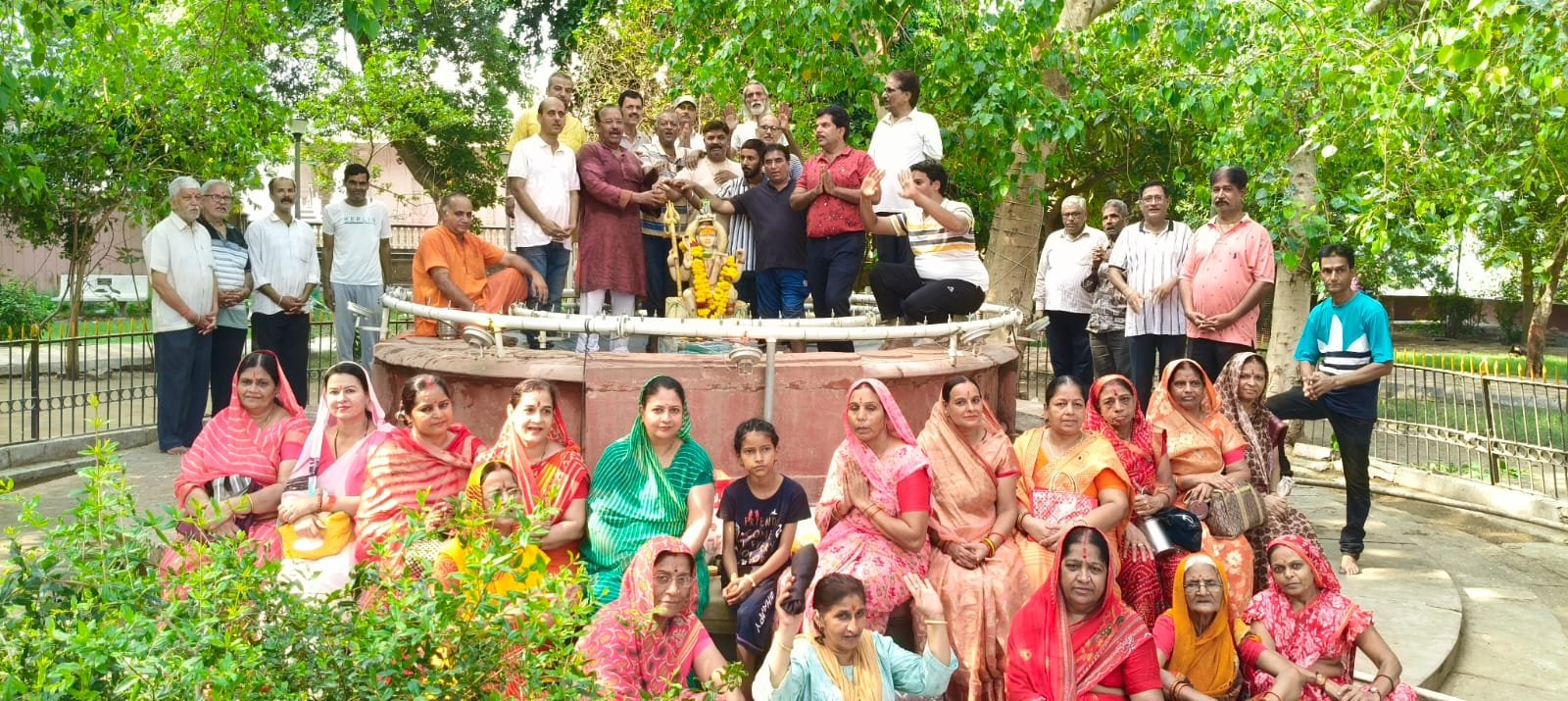 लक्ष्मीनाथ जी पार्क के फव्वारे में स्थित शिव जी की मूर्ति का रुद्राभिषेक एवं बंद पड़े रंगबिरंगे फव्वारे का संचालन शुरू