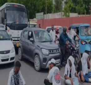 बीकानेर में छात्रसंघ चुनाव बहाली की मांग पर NSUI का उग्र प्रदर्शन, हाईवे पर टायर जलाकर किया जाम