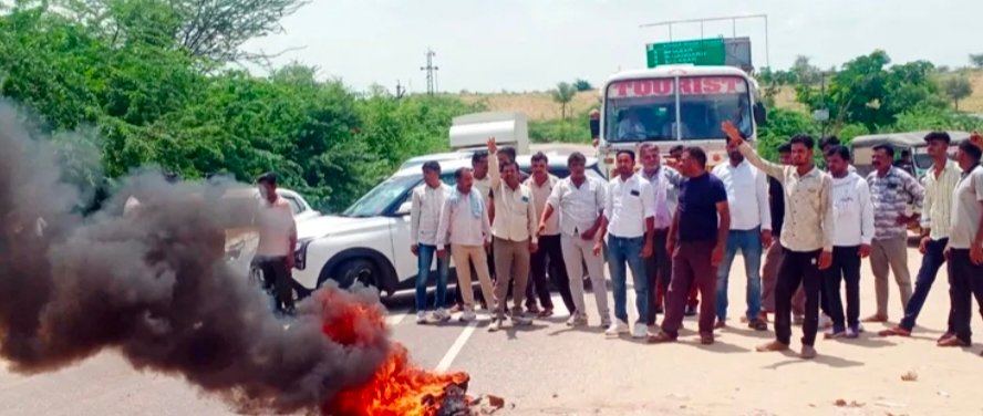 श्रीडूंगरगढ़ में ट्रोमा सेंटर की मांग को लेकर युवाओं का प्रदर्शन, टायर फूंके