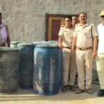 आबकारी विभाग की दबिश, जमीन में छिपाकर रखी थी 600 लीटर स्प्रिट