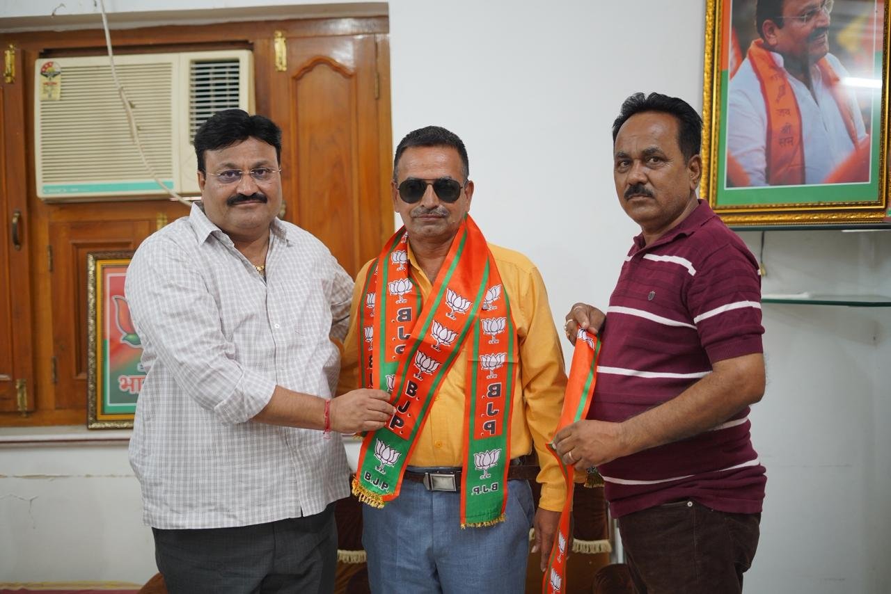 वार्ड 73 में भाजपा को बड़ा समर्थन, बसपा प्रत्याशी रविन्द्र कुमार सारस्वत ने थामा दीपक पारीक का हाथ