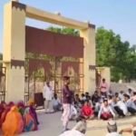 बीकानेर में मतदान केंद्र के गेट को लेकर हंगामा, ग्रामीणों ने दिया धरना
