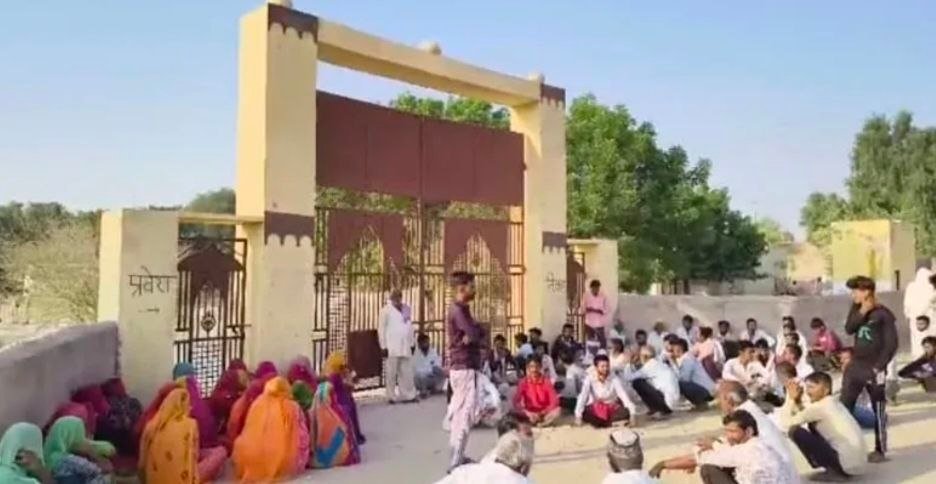 बीकानेर में मतदान केंद्र के गेट को लेकर हंगामा, ग्रामीणों ने दिया धरना
