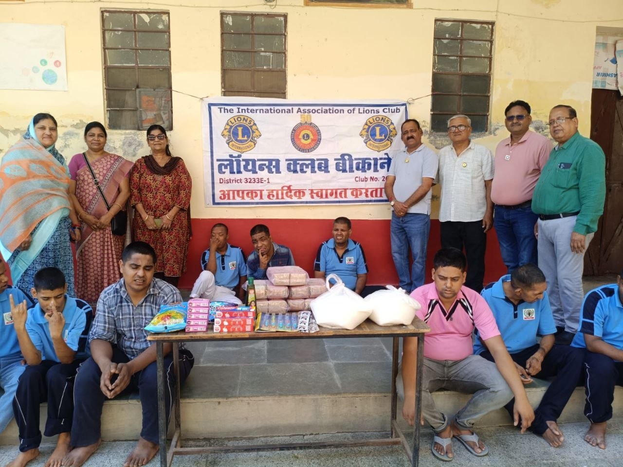 सेवा आश्रम में जरूरतमंदों को बांटी राशन सामग्री, अपनत्व के साथ मनाया सेवा सप्ताह